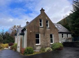 Yellow Water Cottage, Mourne Mountains near Rostrevor - Cosy cottage ideal for a relaxing getaway, hotell i Rostrevor