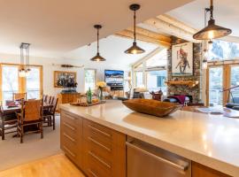 Warm Springs Ski Way Home with Pool, Pickleball, and More!, Ferienhaus in Ketchum