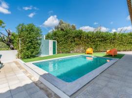 Sunny & Calm 4 BDR House W/ Pool by Lovelystay, casa de férias em Santo Estêvão