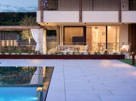 SalvatoreHomes - Pure Luxury in the Centre of Bardolino with Pool & Private Jacuzzi - Casa Olivia - a 5 Star Luxury Collection at Lake Garda, hotel a Bardolino