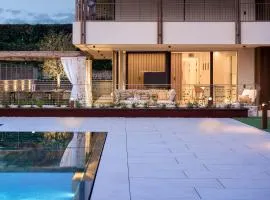 SalvatoreHomes - Pure Luxury in the Centre of Bardolino with Pool & Private Garden - Casa Olivia - a 5 Star Luxury Collection at Lake Garda