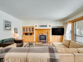Ski-In Resort Family Condo with Deck at Jay Peak!, ξενοδοχείο με πάρκινγκ σε Jay