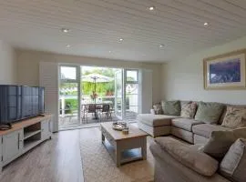 Isis Lakes 55, Lakeside Lodge - P