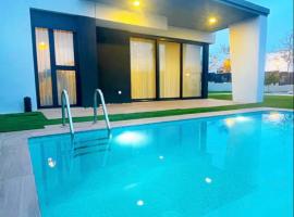 Villa de lujo con piscina privada, cerca de la playa، فندق في توري ذيل مار
