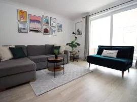 Stylish Home in Bath with Driveway Parking, 10min from City