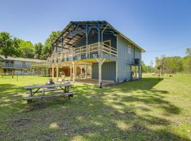 Trinity River Cottage with Deck and Water Views, hotel with parking in Cleveland