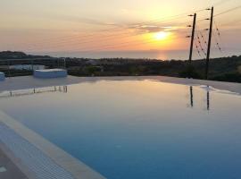 In 2015 fertiggestelltes Ferienhaus mit privatem Pool und Meerblick, hotel in Mastichari