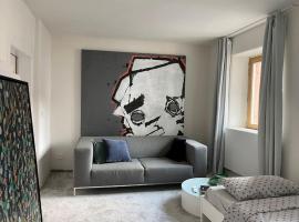 Designwohnen auf 130 qm im Kunsthaus - max für 3, cheap hotel in Bad Orb