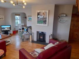 House Overlooking Ballinskelligs Bay, hotel v destinaci Waterville