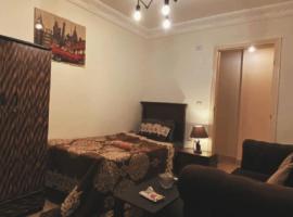 Relaxy and cheerful apartment in 6 October city Cairo, hotell sihtkohas Madīnat as-Sādis min Uktōbar