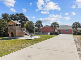 Colorful Emerald Isle Home Just Steps to Beach!, hotel en Emerald Isle