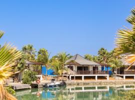 Watervilla Blou Bonaire - Waterlands Village, holiday home in Kralendijk