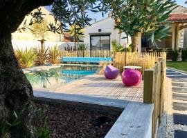 Maison de caractère avec piscine, hotel met zwembaden in Dolus-d'Oléron