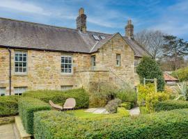 Pope Lodge: Stunning Stone Coach House Conversion, hotel sa Alnmouth