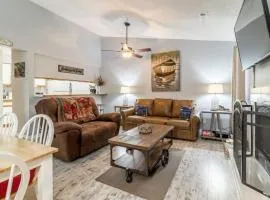 Branson Condo at Pointe Royale with Indoor Pool and Hot Tub on Golf Course near Strip