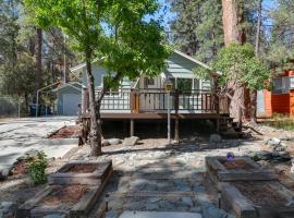 Wrightwood Cabin about 4 Mi to Mtn High Resort!, hotel med parkering i Wrightwood