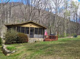 Bryson City Creekside Home with Hot Tub- 3 bedroom-2 bath home, hotel din Bryson City