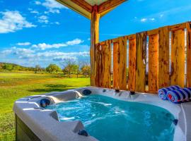 Bluebonnet Cottage with hot tub & VIEWS, hotel with parking in Comfort