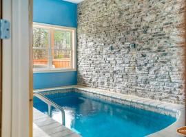 Rustic Mountain Retreat by Ghosal Luxury Lodging, pet-friendly hotel in Pigeon Forge