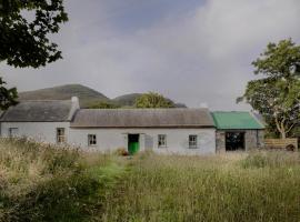 Secluded Thatched Cottage, near beaches & hill walking, hotel v destinaci Rashenny