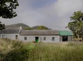 Secluded Thatched Cottage, near beaches & hill walking