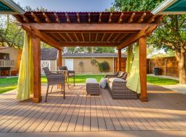 Lovely Lubbock Home with Furnished Deck and Grill, hotelli kohteessa Lubbock
