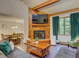 Big Boulder Family • King Suite w/ Jacuzzi •, cottage di Lake Harmony