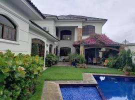Casa en Samborondón, hytte i Guayaquil