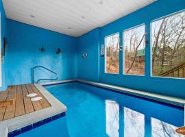 Luxe Mountain Pool Escape by Ghosal Luxury Lodging: Gatlinburg şehrinde bir dağ evi