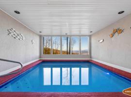 Skyview Serenity by Ghosal Luxury Lodging, hotel with parking in Sevierville