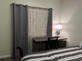Cozy private rooms in Eastvale, hotel a Eastvale
