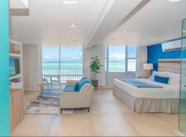 Modern Jewel Beachfront Isla Verde, αγροικία στο Σαν Χουάν