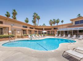 WorldMark Palm Springs - Plaza Resort and Spa, hotel cerca de Cathedral City Marketplace Shopping Center, Palm Springs