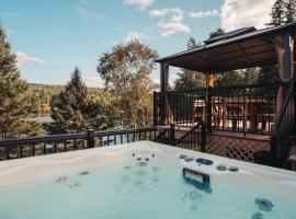 Magnifique chalet au bord du lac avec Spa, hotel en Saint-Alexis-des-Monts