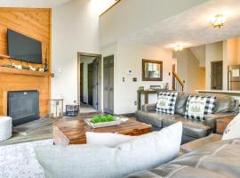 Somerset Townhome with Deck Less Than 2 Mi to Ski Lift!，Champion的度假住所