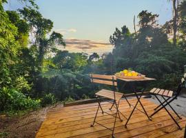 Magic Mena Rainforest Retreat, holiday home in Mena Creek