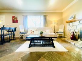 GREAT FOR BUSINESS & FAMILY TRIPS 3BD 2BA close to DESNEYLAND, FREE PARKING, hotel v destinácii Orange