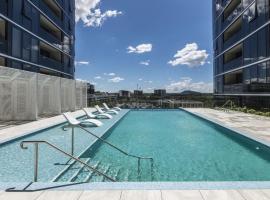 Lovely Sunny 2-bedroom Apartment with Pool and Gym, apartamento en Phillip