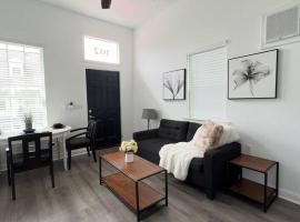 Charming 2BR! Close to FQ & Bourbon st.、ニューオーリンズのホテル