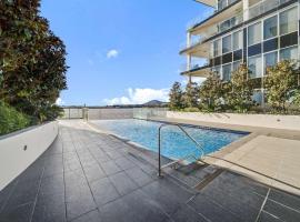 Canberra Lakefront 2-Bed with Pool, Gym & Parking, khách sạn có chỗ đậu xe ở Kingston