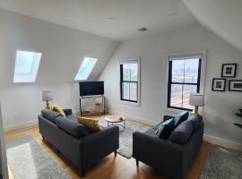 Ultra Convenient East Boston Luxury Condo, hotel with parking in Boston