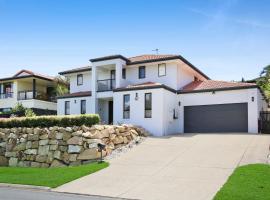 Glorious 5-Bed Amidst Nature in Burleigh Heads, hótel með bílastæði í Gold Coast