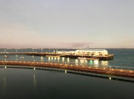 Serenity Short Stays - Sea La Vie - 3brm Penthouse at Darwin Waterfront, hôtel à Darwin