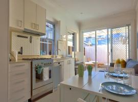 2 Bedroom House Situated at the Centre of Surry Hills 2 E-Bikes Included: Sidney'de bir otel