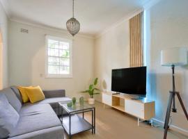 Ideal 3 Bedroom House in Chippendale with 2 E-Bikes Included, cottage in Sydney