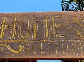 Home Sol Guesthouse, guest house in Pantai Cenang