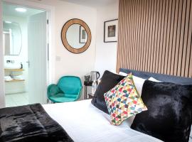 Kings Arms Suites - Luxury Double - Freestanding Bath - Self Check In, guest house in Whitehaven