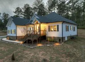 Amazing Grace Brand new listing Peaceful wooded views comforts of home and modern interiors