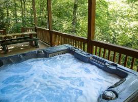 A Little Bit of Heaven Swim in the creek soak in the hot tub and relax in comfort, cottage in Copperhill