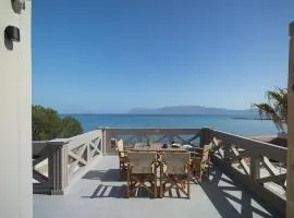Zoe's Place - 1 BD Loft Beachfront Apartment